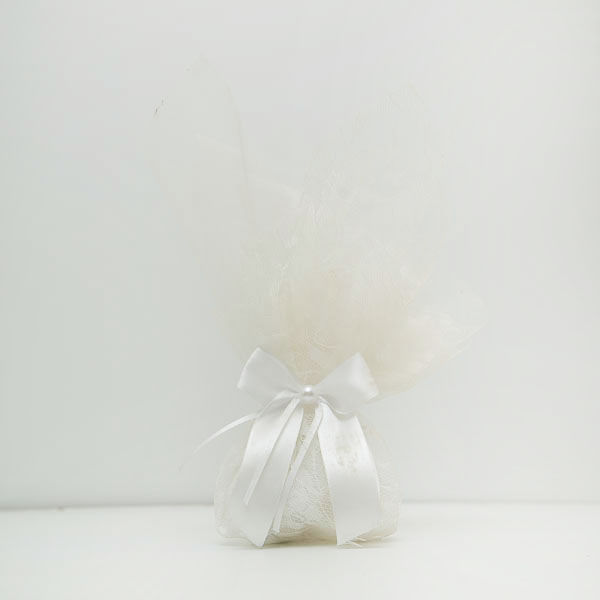 Μπομπονιέρες γάμου με τούλι και κορδέλα με πέρλα.