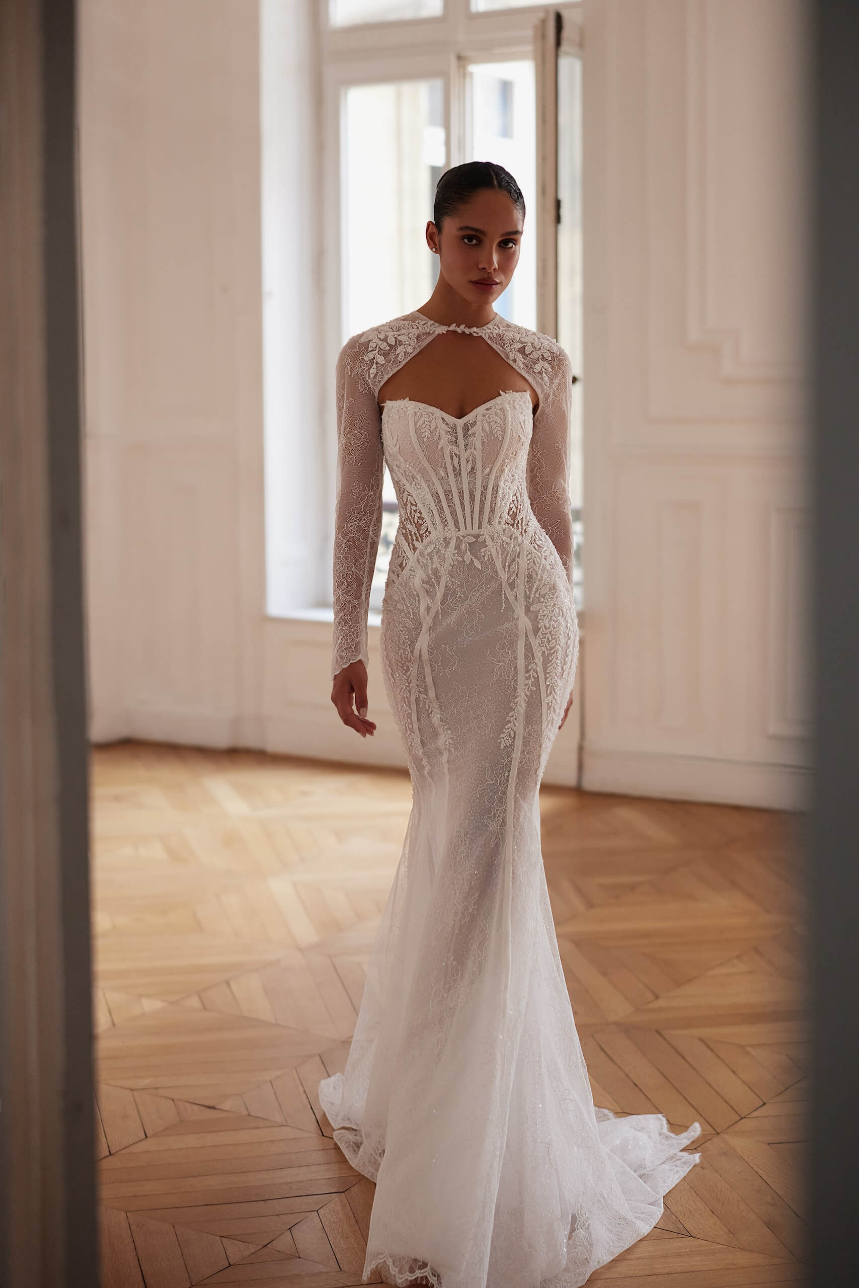 Νυφικό από κεντημένη δαντέλα σε στενή γραμμή -25205