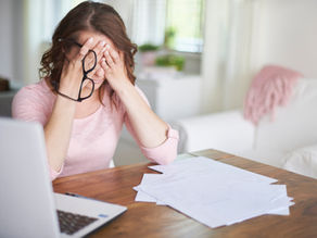 une femme stressée, des émotions trop chargées, c'est son corps qui somatise, et elle va s'apaiser avec la kinésiologie