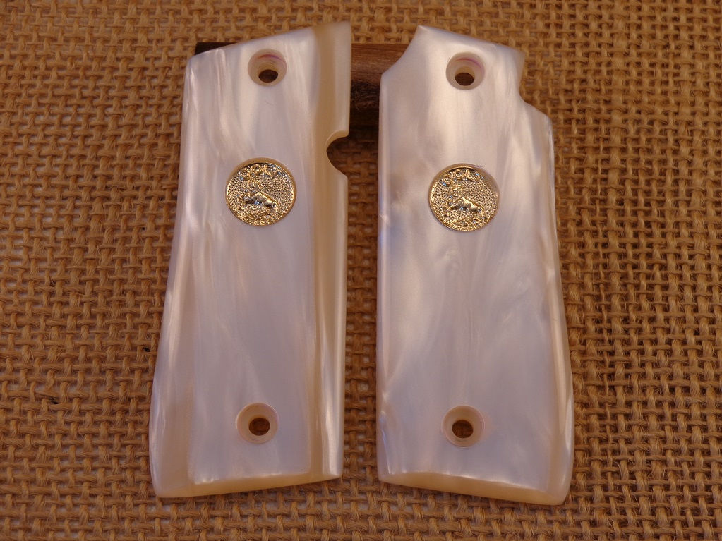 Colt .380 Mustang Plus ll Antique White Pearl Gold Med.