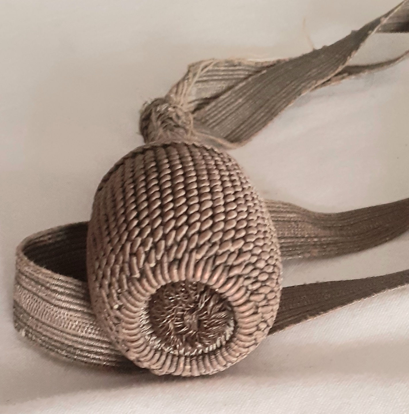 Dragonne - DE345360i  Dragonne WW1 pompon cuivre argenté sangle tissus blanc