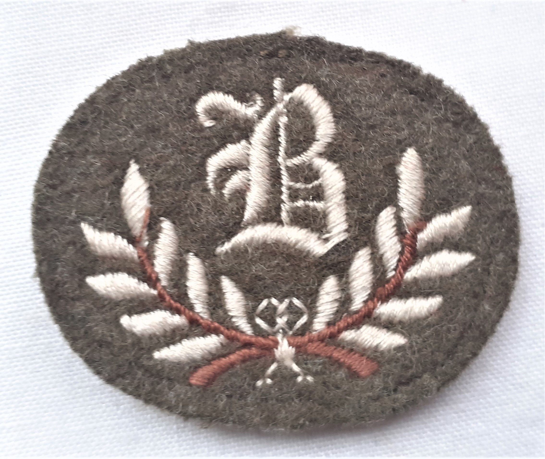GB43108d  Insigne spécialiste non combattant B