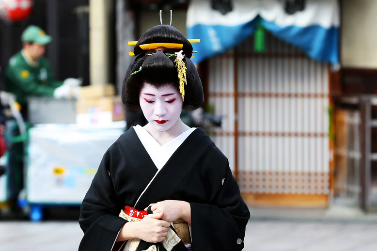 Geisha dans une rue de Kyoto - ©Vogue