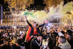 Les Marocains fêtent leur passage en demi-finale de la Coupe du monde 2022, Champs-Élysées