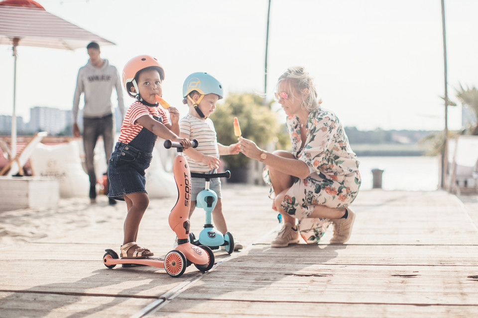 HWK1-PEACH BLUEBERRY-STAND SEAT-GIRL BOY+MOM.jpg
