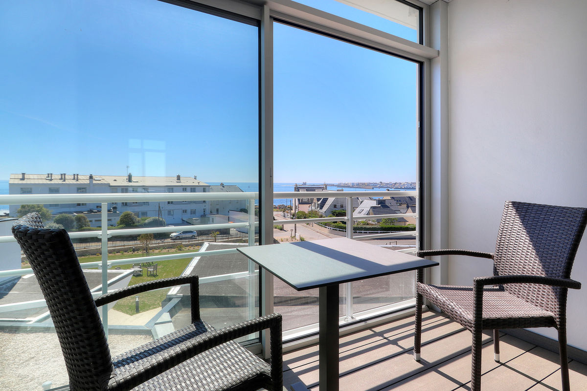 Balcon privatif avec table et chaises en Chambre Deluxe à l’Hôtel Le Bellevue Quiberon