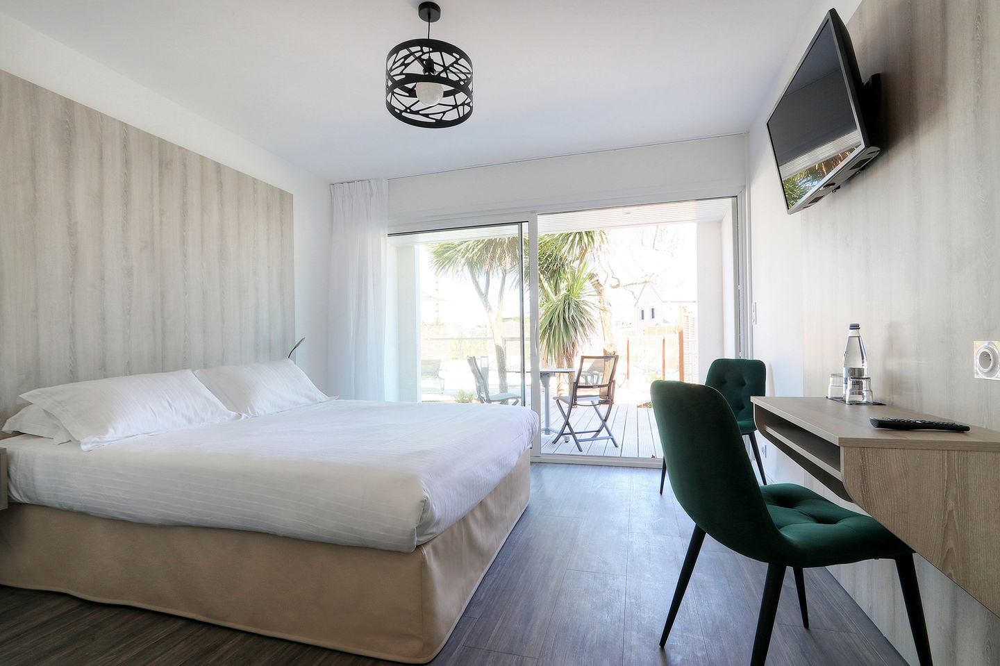 Chambre Supérieure avec parquet, bureau et grandes fenêtres lumineuses à l’Hôtel Le Bellevue à Quiberon