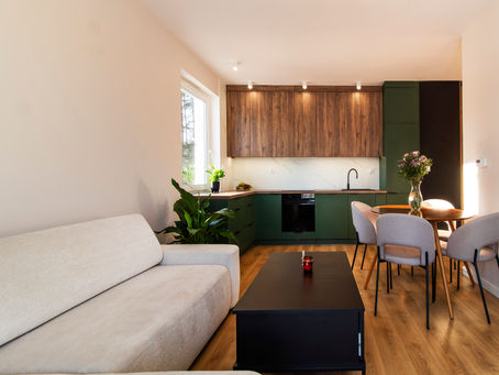 Nowoczesna kuchnia z jasnym salonem w mieszkaniu na sprzedaż, zdjęcie wykonane przez fotografa nieruchomości Frąk Natalię 