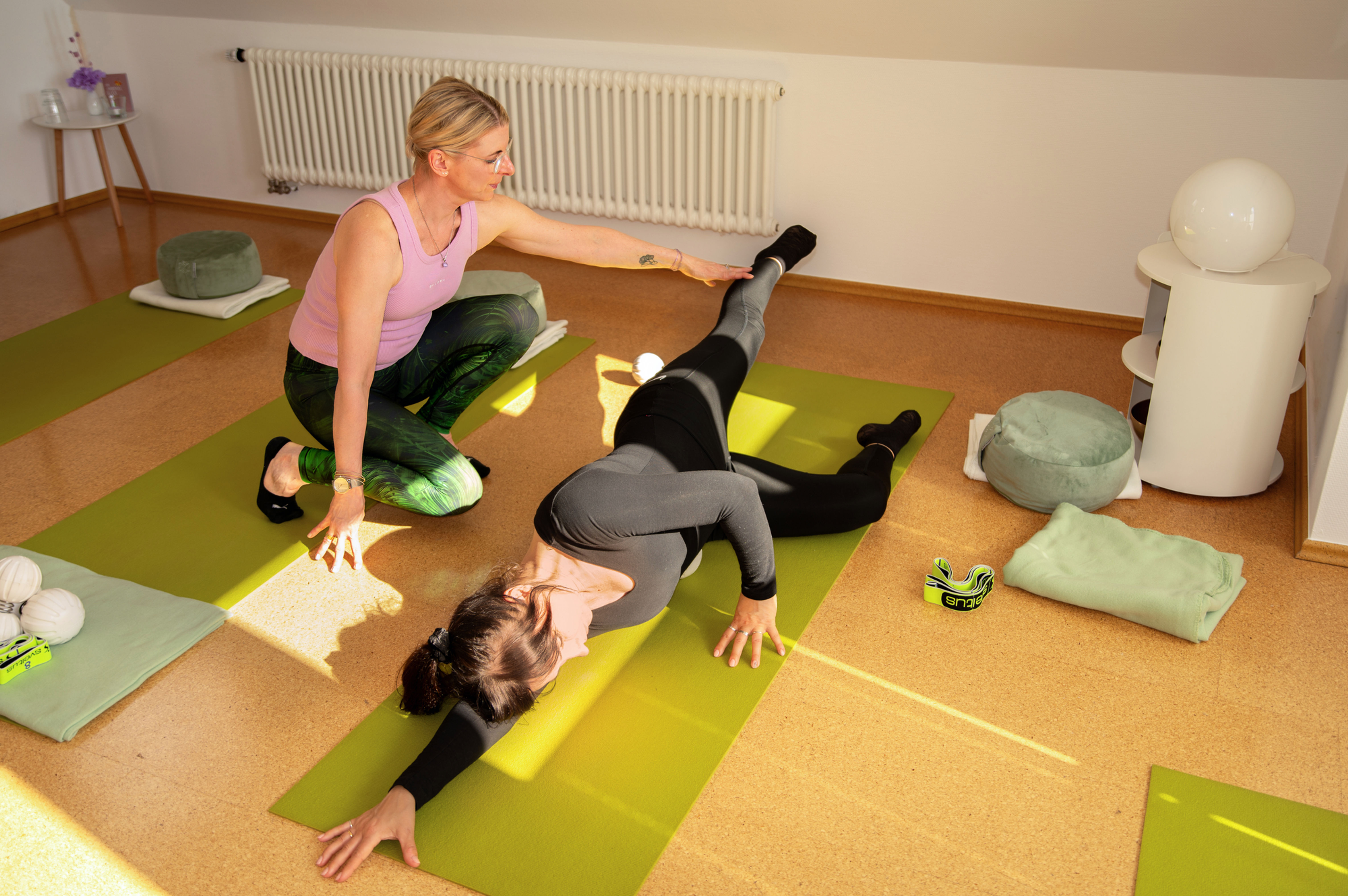 Daniela Heming bei einer individuellen ELA Bewegung Sitzung mit einer Klientin in Stadtlohn.