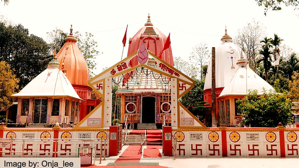 The main Ganesh temple in the middle, and on its right is the temple dedicated to Lord Shiva, and on it's right is the temple dedicated to Lord Jagannath