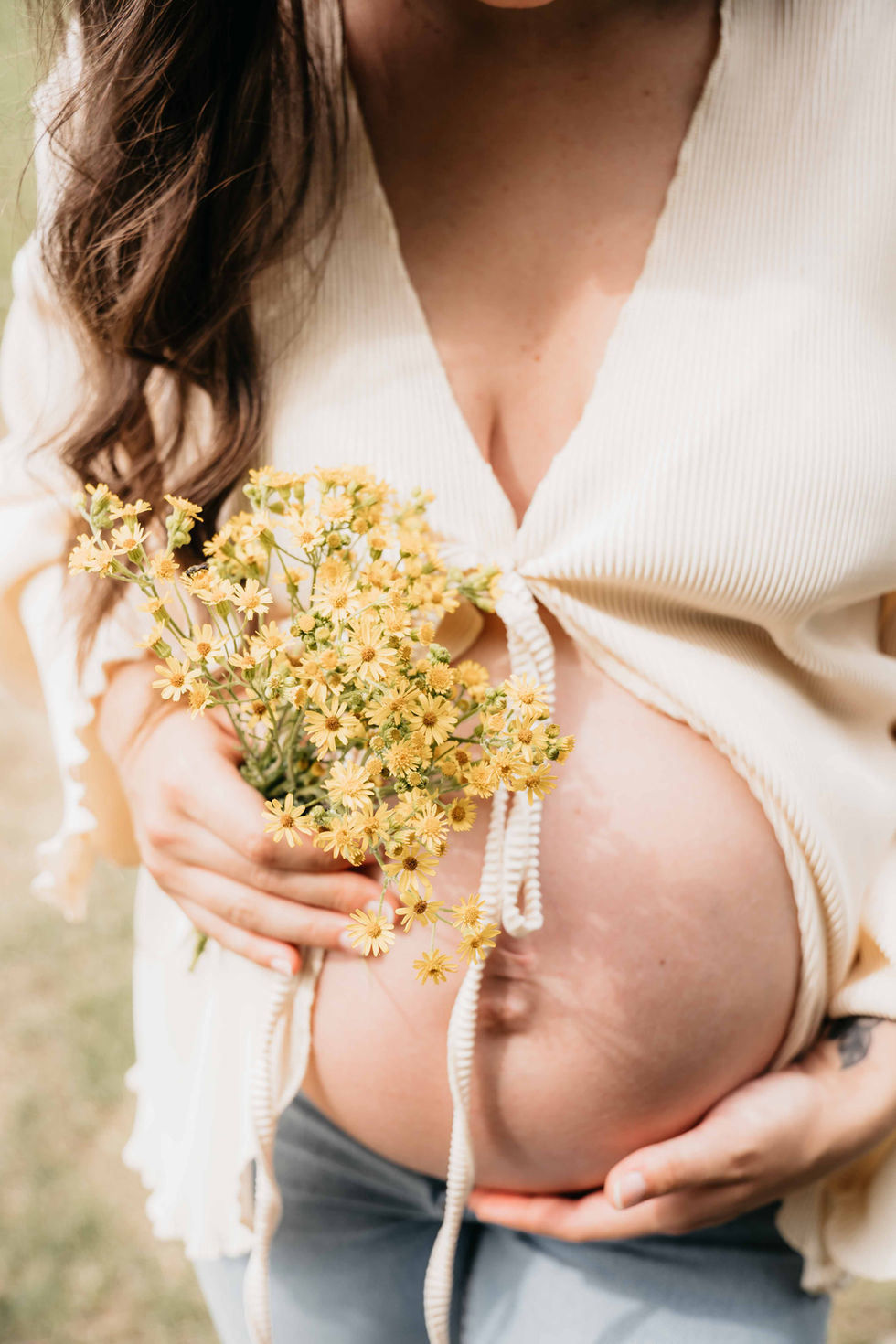 Boho Babybauchshooting voller Ruhe und Verbindung in der Pfalz