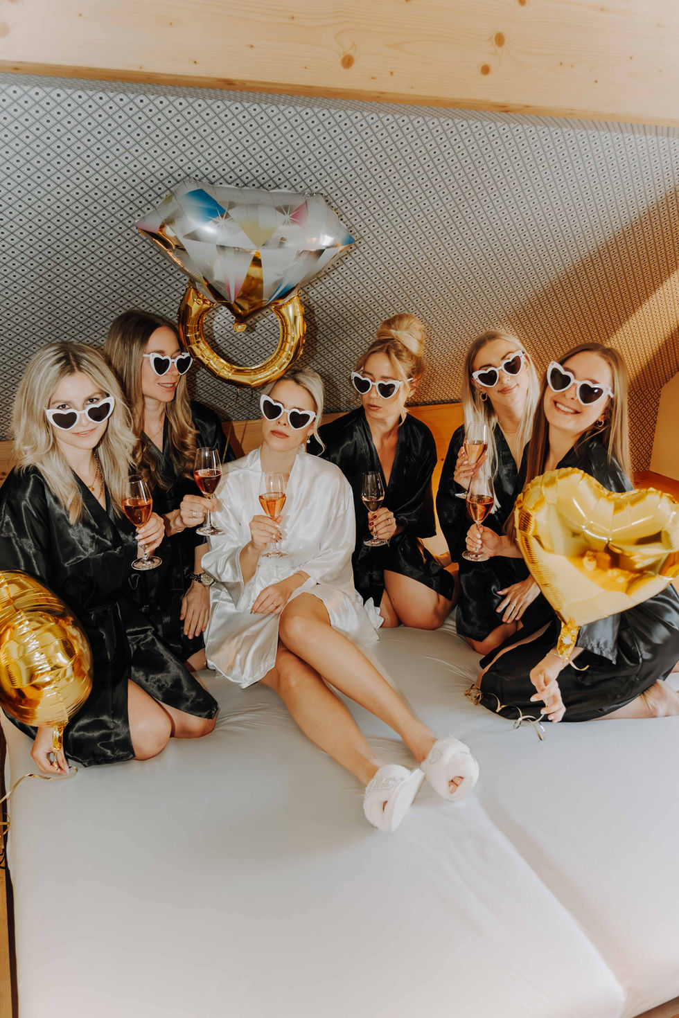 Alle stoßen an, Sektgläser und Luftballons