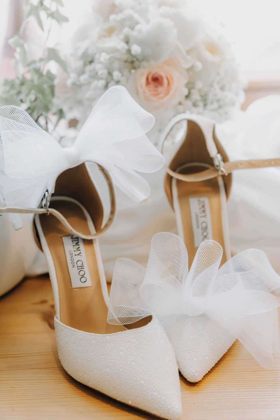 Braut zieht Schuhe an, Nahaufnahme