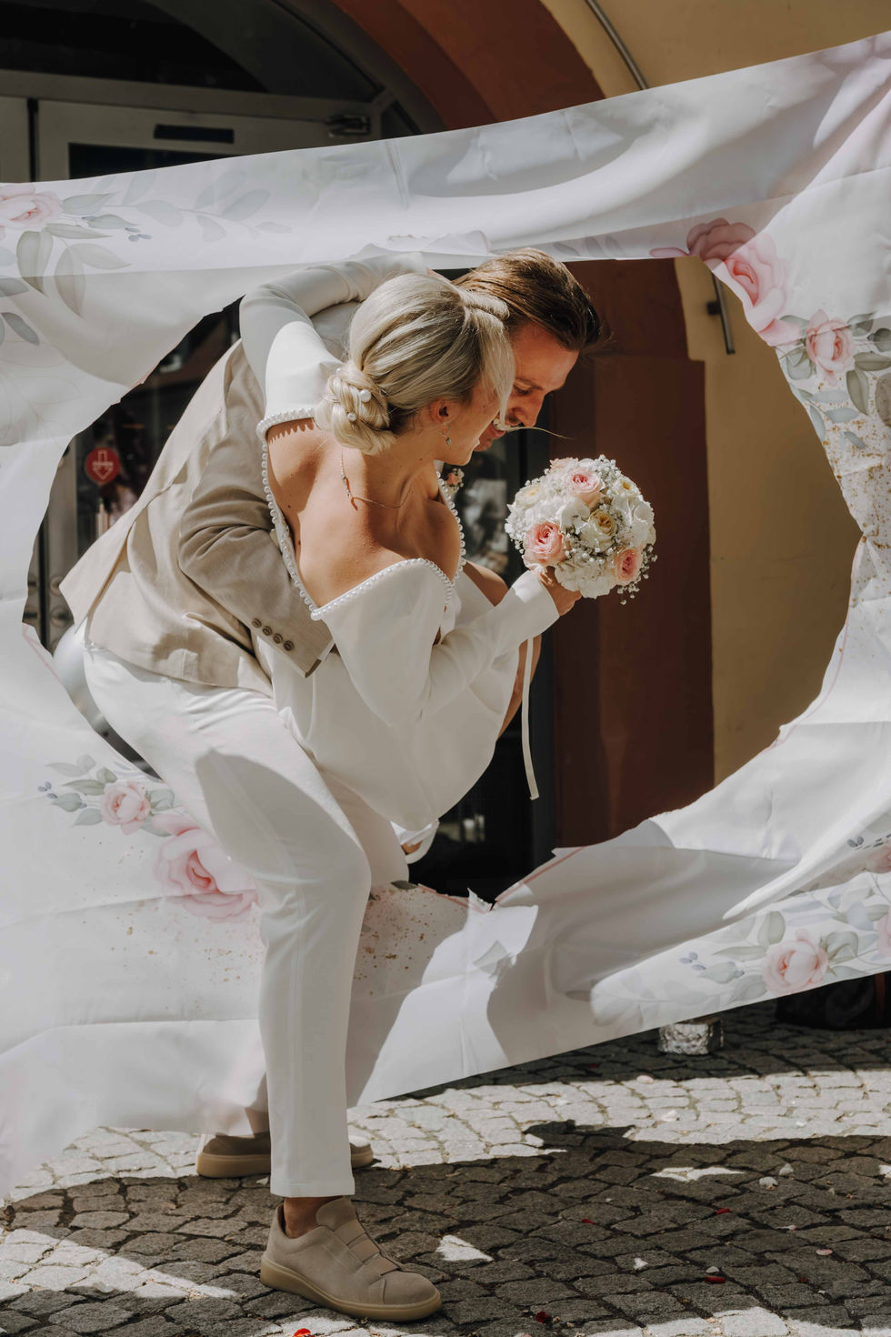 Blumen werden geworfen, fröhlicher Empfang