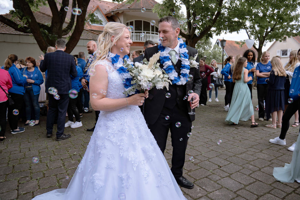 Fröhliche Hochzeit mit Freunden in Karlsruhe und Umgebung feiern