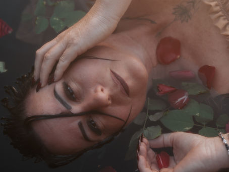 Kreatives Portraitshooting im Wasser mit Rosen – Sarah Huck Fotografie in Forst, Bruchsal und Karlsruhe Umgebung