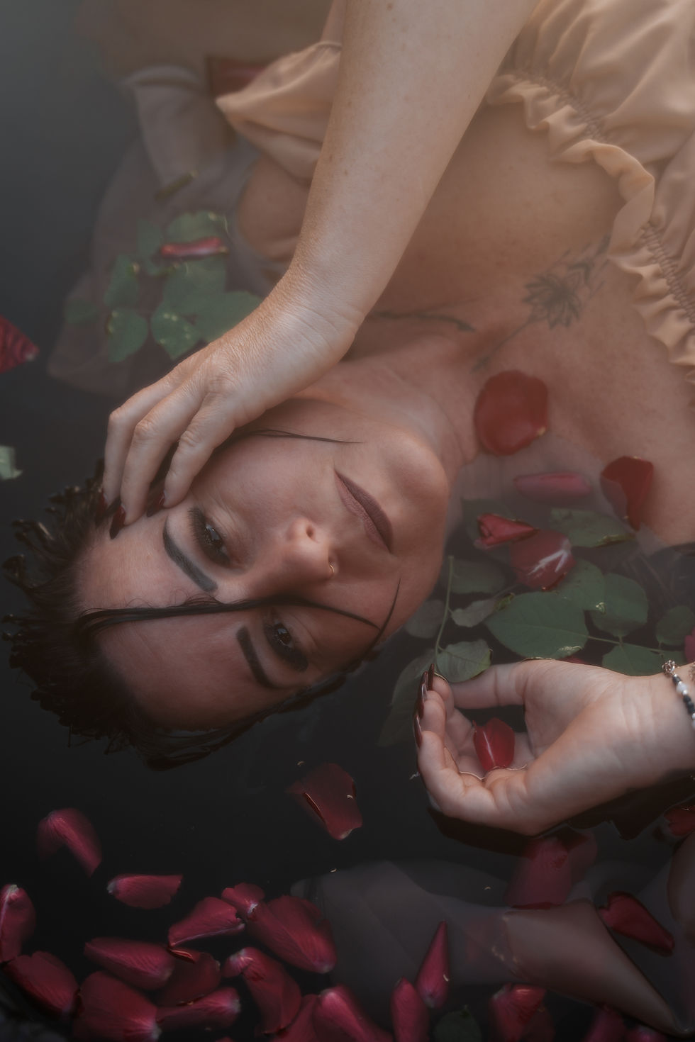 Kreatives Portraitshooting im Wasser mit Rosen – Sarah Huck Fotografie in Forst, Bruchsal und Karlsruhe Umgebung