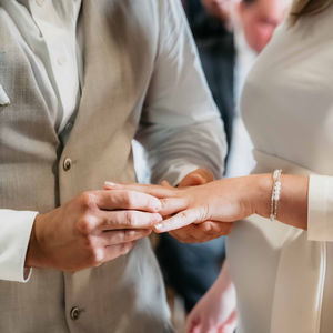 Emotionale Hochzeitsreportage mit Babybauch in romantischer Atmosphäre