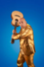 Nito Schwingt die Gitarre