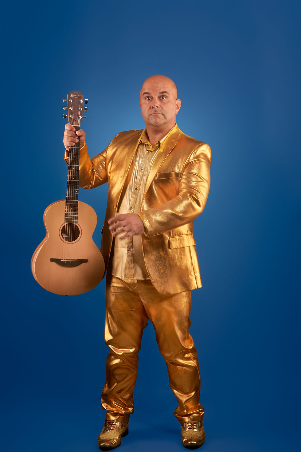 Nito verdutzt mit Gitarre