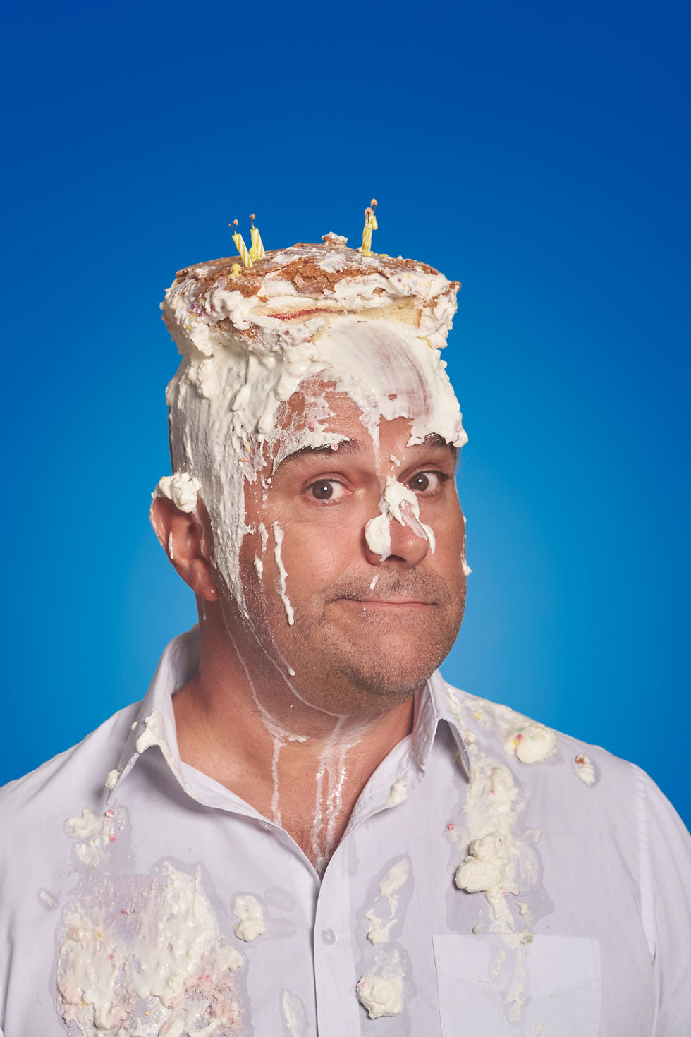 Portrait von Nito mit tortenverschmiertem Gesicht