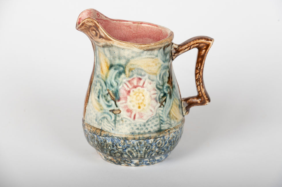 Charmant pichet en barbotine vintage