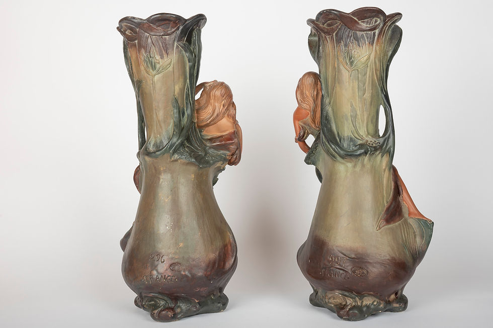 Miniature : Paire de vases Art Nouveau en plâtre ornés de figures féminines