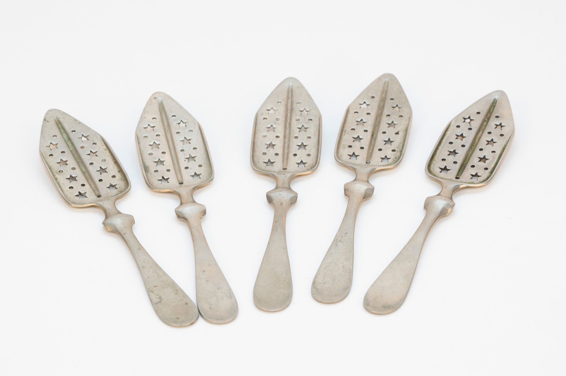 Lot de 5 cuillères à absinthe anciennes en métal ajouré