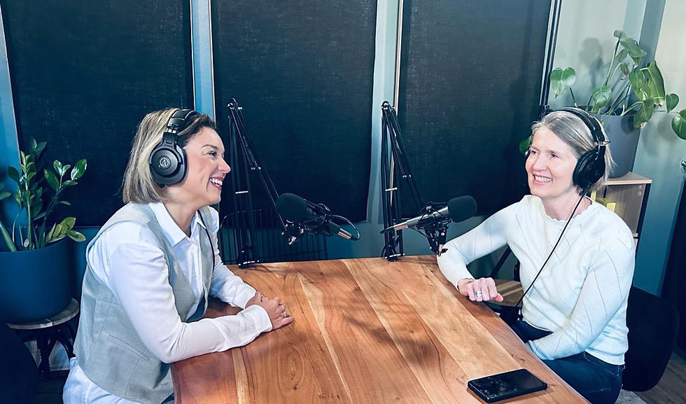 Photo Aurelie et Sihame dans studio podcast Techlipstick