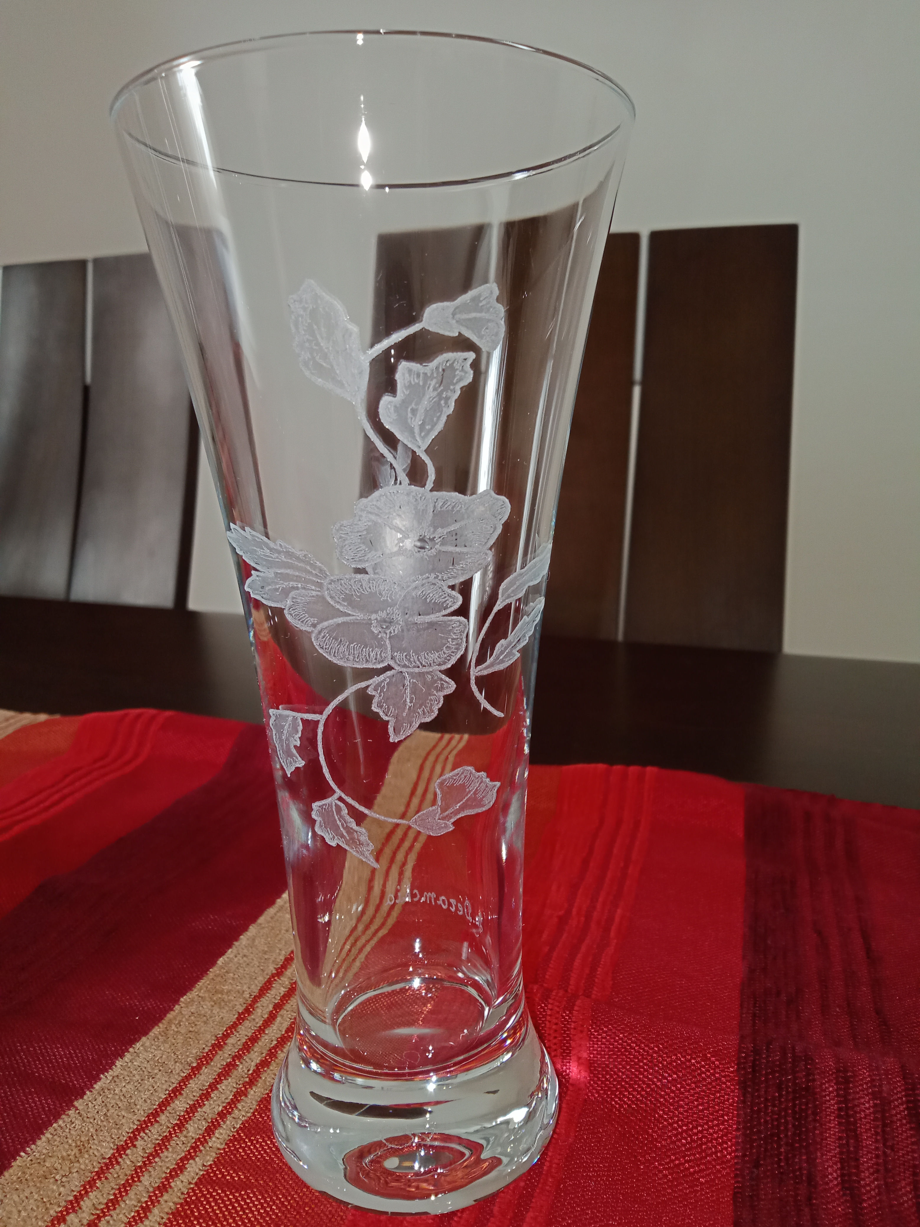 Petit vase gravé à la main à vendre 