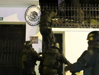 Policía irrumpe Embajada de México en Ecuador