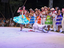 Las tradiciones de la Costa oaxaqueña visten de alegría y color la playa Zicatela con la Guelaguetza