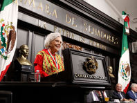 Recibe Elena Poniatowska Medalla "Belisario Domínguez" 