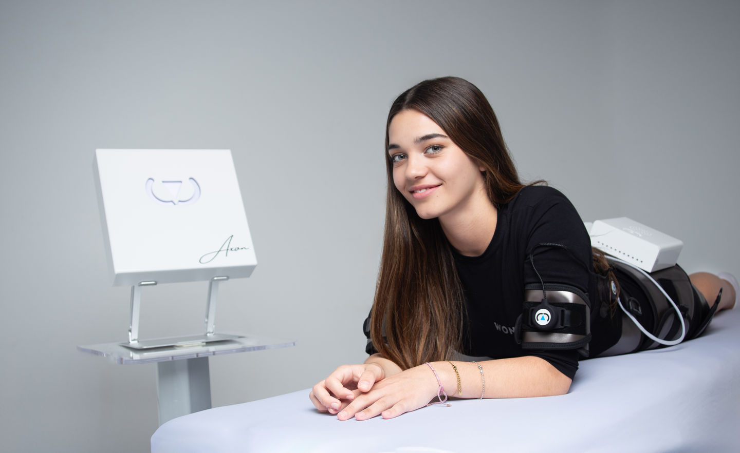 Femme souriante allongée lors d’un soin minceur par électrostimulation chez Studio 16 à Lyon