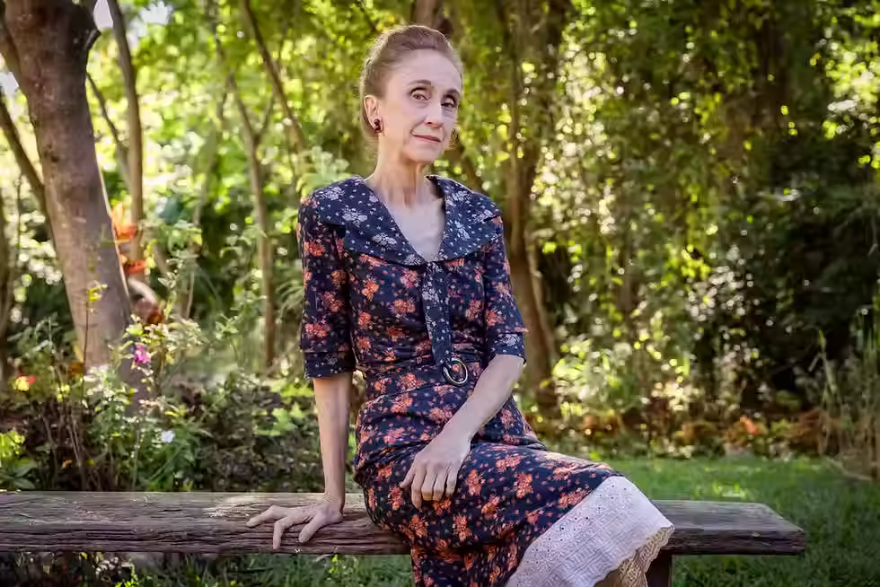 A atriz Betty Gofman como Medeia em Êta Mundo Melhor!