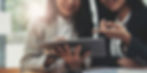 一個人正在分享iPad畫面給另一個人