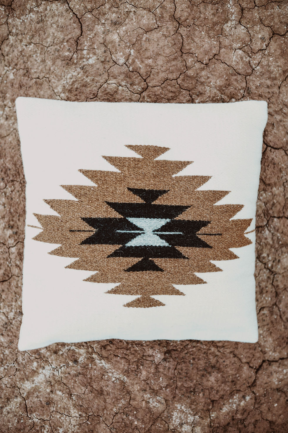 Housse de coussin ethnique à motifs aztèques et amérindiens The Wild Whispers réalisés main en laine et coton.