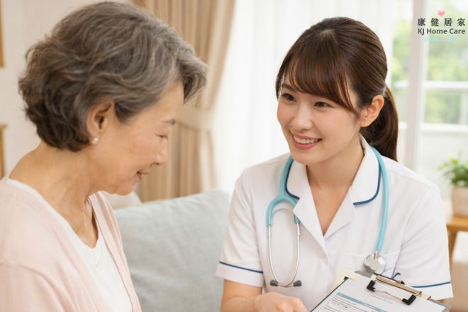 护士微笑与长者交流,背景为室内布景,氛围温馨。长者穿粉色衣,护士穿白色制服并持有文件夹。