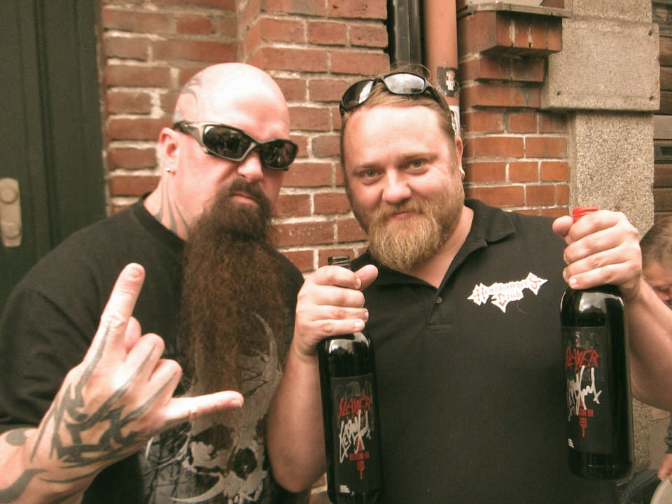 Kerry King throwing the horns next to Pontus holding two bottles of signed Slayer wines