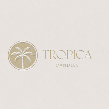 Minimalistisk logodesign for White Jasmine duftlys fra Tropica Candles. Beige bakgrunn med et palmetre i fokus, og en elegant typografi som gjenspeiler merkevarens eksotiske og luksuriøse stil.