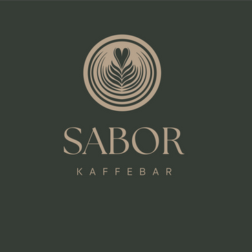 Logo for Sabor Kaffebar med et beige latte art-design i en sirkel, beige tekst og mørkegrønn bakgrunn som representerer kaffe og eleganse.