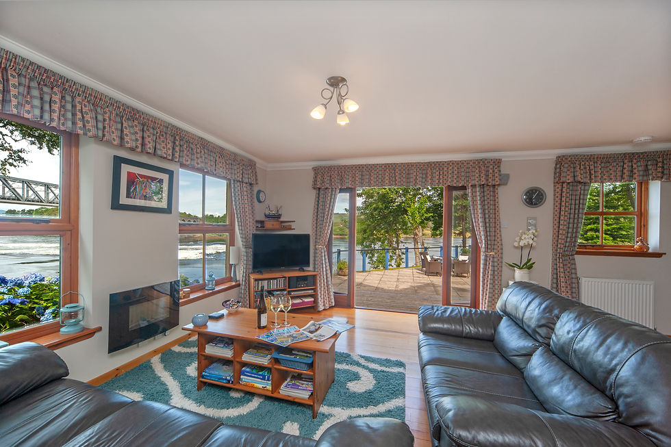 Spacious lounge