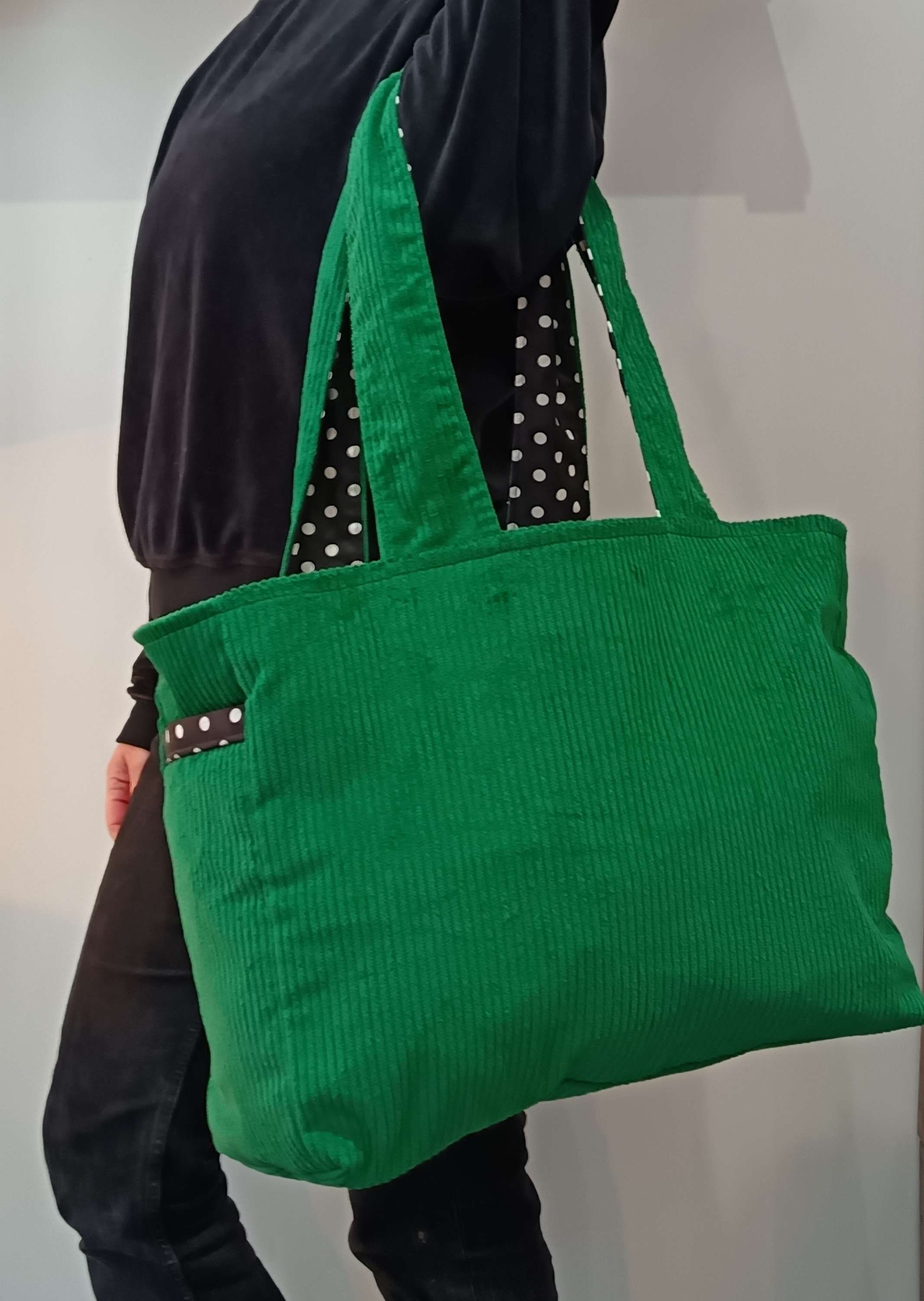 Sac cabas RITA velours grosses côtes vert basilic et coton noir à pois blancs