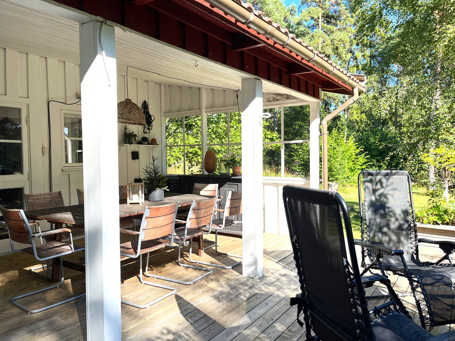 Stora altanen med matplats, solstolar och grill