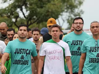 Parlamentares se juntam a Nikolas em caminhada por libertação de Bolsonaro