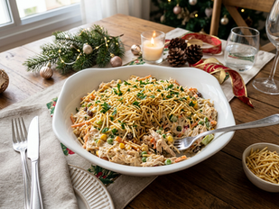 Salpicão de frango natalino com cenoura, milho, ervilha e batata palha em uma travessa decorada para a ceia de Natal.
