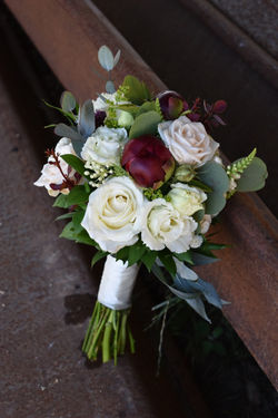 Tamno crveni bozuri sa ruzama