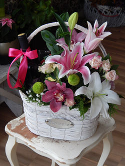 Korpa cveća sa pićem