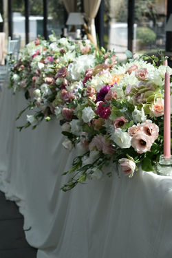 dekoracija stolova za mladenace