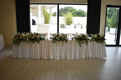 dekoracija stolova za mladenace